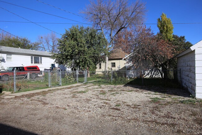 Building Photo - 2 Bed 1 Bath + Garage and Yard