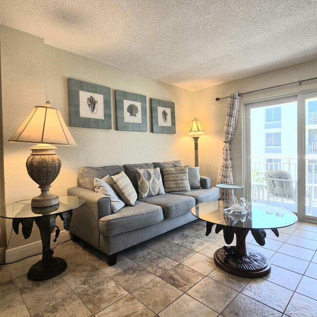 Building Photo - 1161 Hillsboro Mile