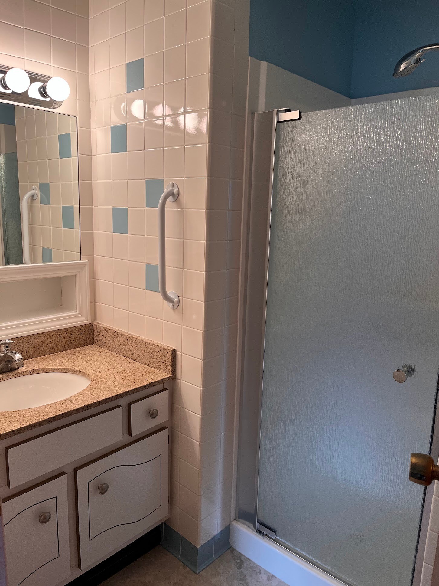Small Ensuite Main Bath w/ Stand up Shower - 39 Baylis St