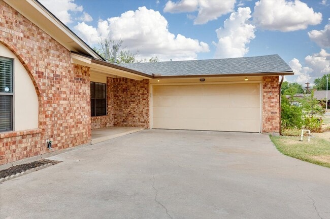 Building Photo - 2508 NE Turtle Creek Dr