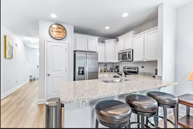 Building Photo - 7597 Shadow Lake Dr