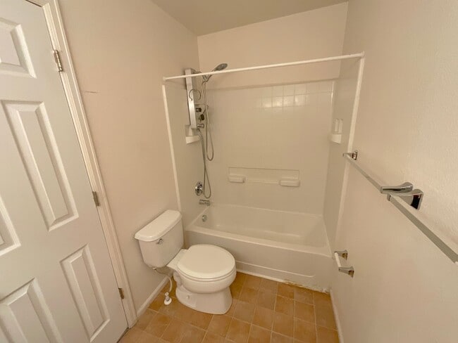 Building Photo - 2 Bedroom Townhome Available Near S Circle...