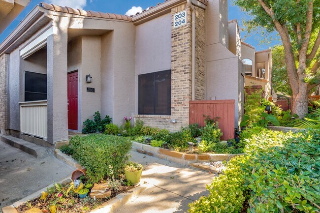 Building Photo - Charming 2 Bed, 2 Bath Condo in North Dall...
