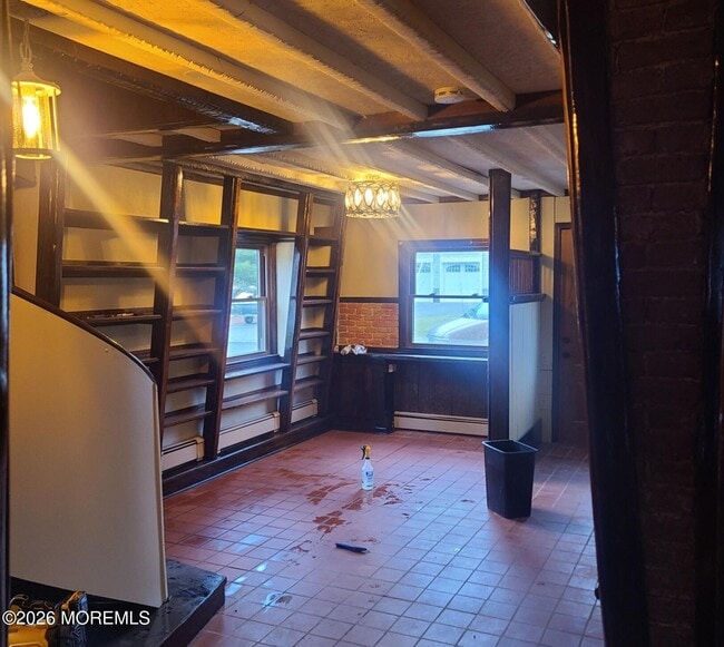 Building Photo - 634 Point Ave