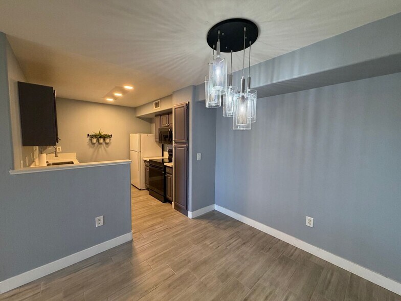 Building Photo - 555 E Silverado Ranch Blvd