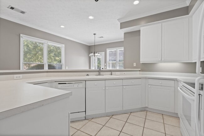 Building Photo - 1623 Wellington St