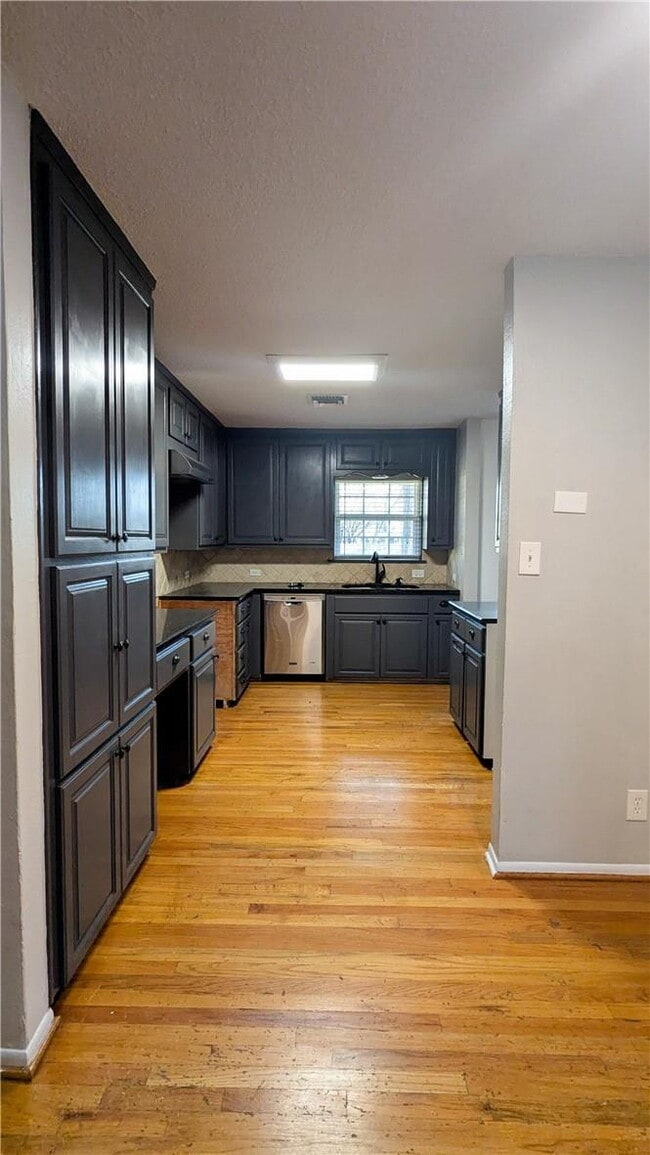 Building Photo - Charming 3-Bed, 2-Bath Oasis on West 6th S...