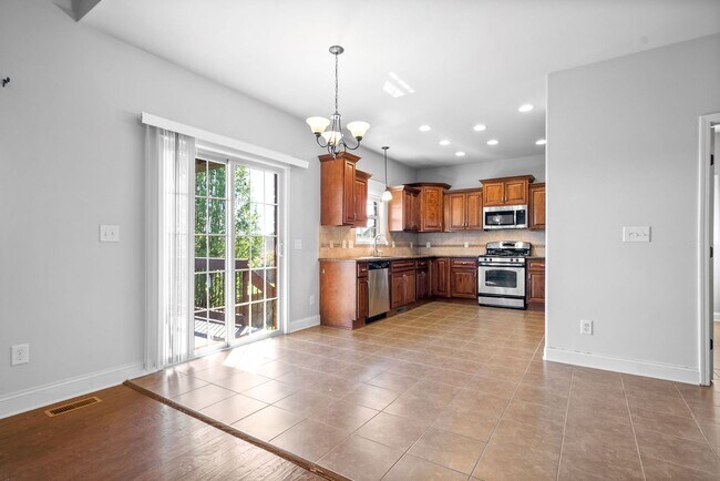 Building Photo - Three Bedroom with Bonus on Exit 8!