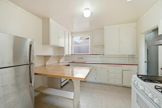 Building Photo - 685 47th Ave