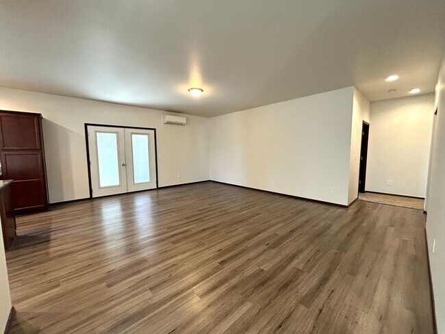 Building Photo - Beautiful Home with Quartz Countertops!