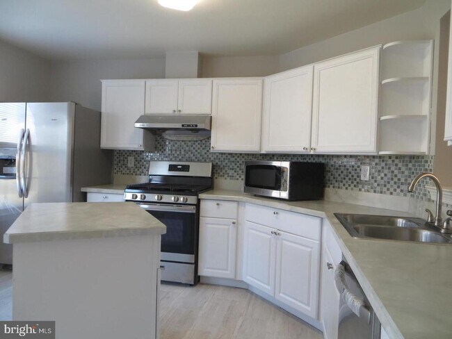 Building Photo - 3606 N Carriage Ct