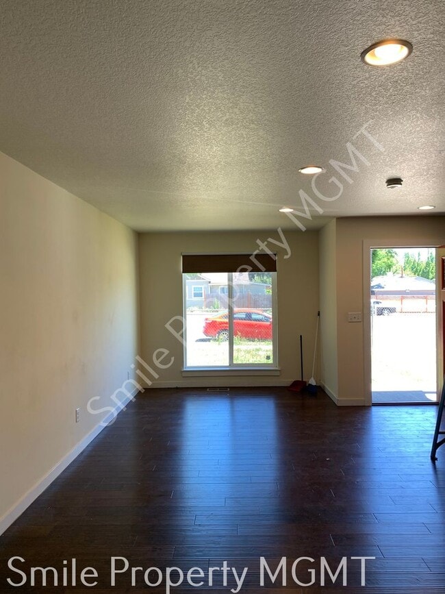 Building Photo - single house