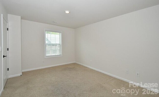 Building Photo - 6153 Sylvan Dr
