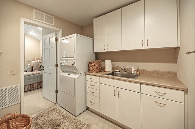 Building Photo - Luxury Living at Camels RIdge