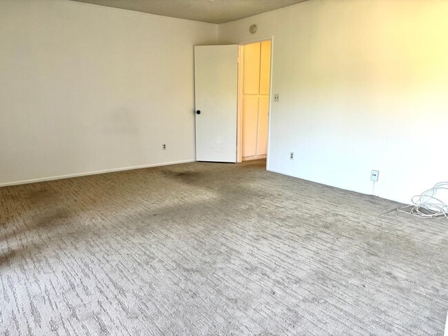 Building Photo - Available Now is a Condo style Townhouse i...
