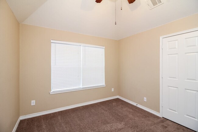 Building Photo - 908 Evergreen Ln