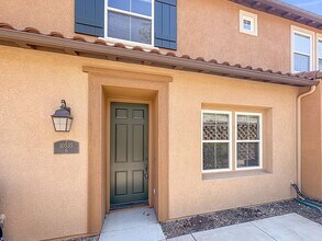 Building Photo - Beautiful 3B/2.5BA Townhome w/ Washer/Drye...