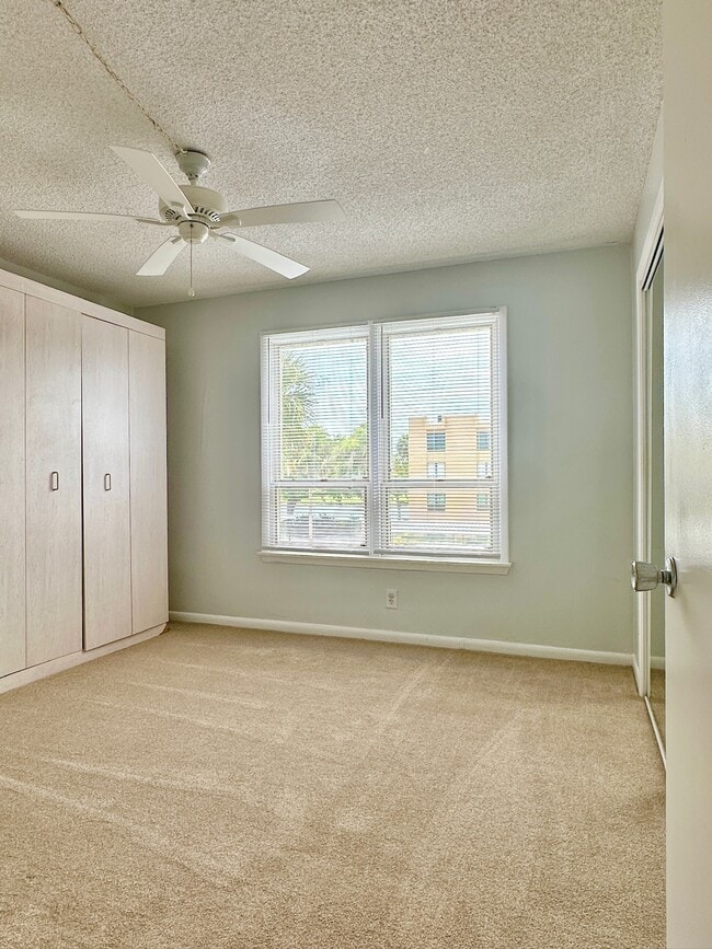 Building Photo - 2617 Cove Cay Dr