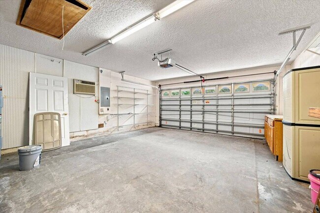 Building Photo - 2393 Paulette Dr