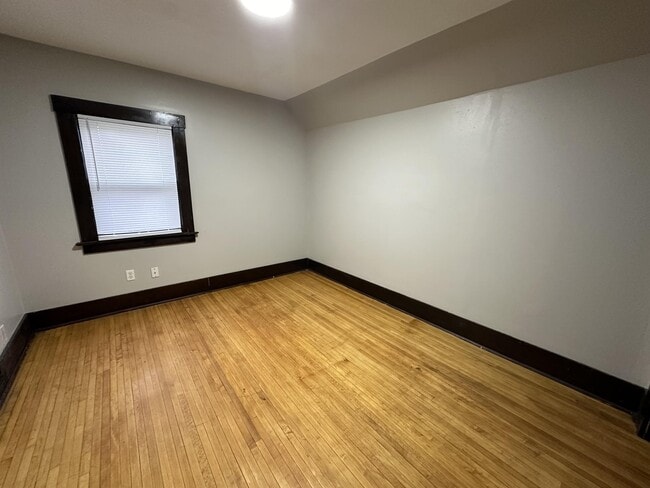 Building Photo - 1452 Myott Ave