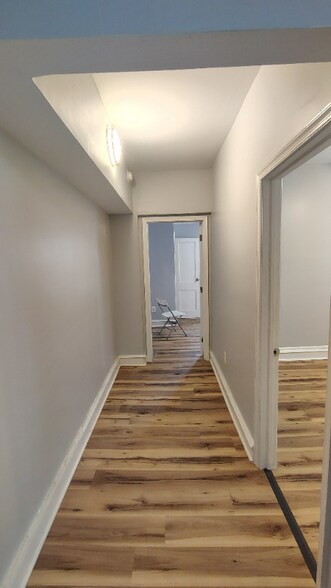 Building Photo - 523 W Nedro Ave