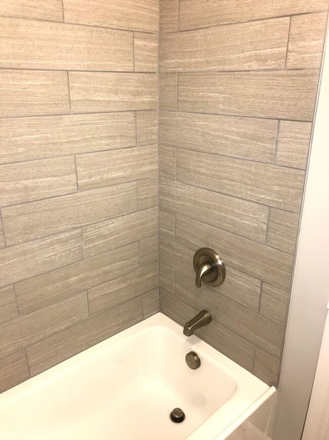 Building Photo - UPDATED 1 BEDROOM, 1 BATH HOME + OFFICE IN...