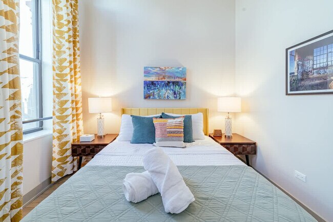 Building Photo - 1954 W North Ave