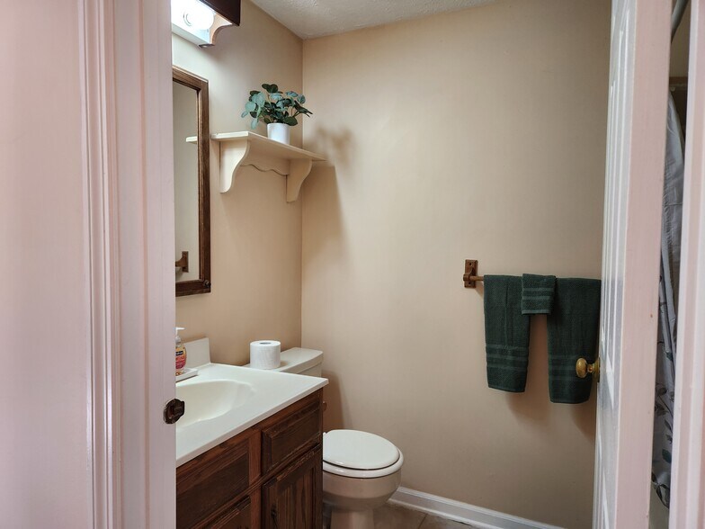 Building Photo - 65 Sweetfern Ct