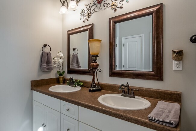 Building Photo - 3 bedroom 2 bathroom townhouse in Covington Villas