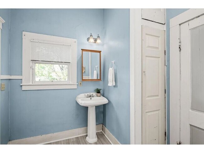 Building Photo - 511 Madison St