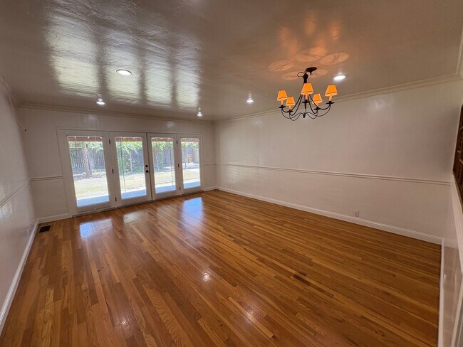 Building Photo - Visalia 2 Bed 2 Bath available now.