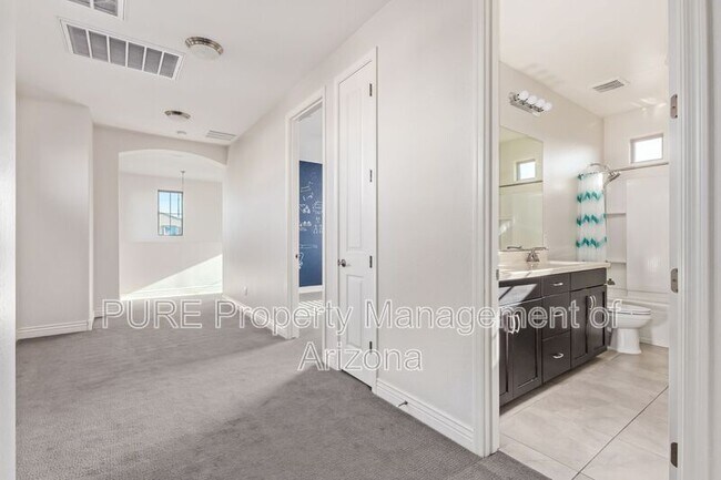 Building Photo - 2902 E Ebony Dr