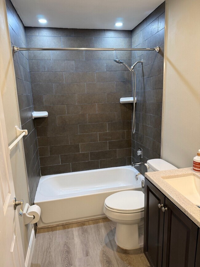 Building Photo - 2932 Eastwood Dr