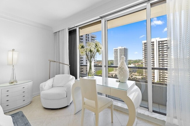 Building Photo - 100 Lakeshore Dr