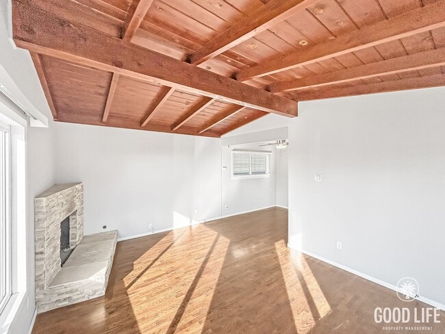 Building Photo - Beautiful 2BD/1BA W/ Large Backyard and Re...