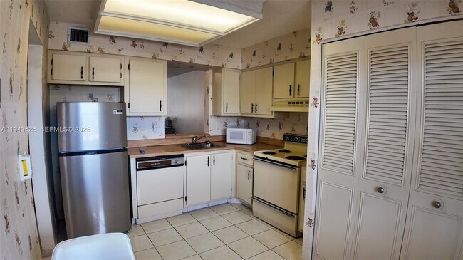 Building Photo - 7220 Lake Cir Dr