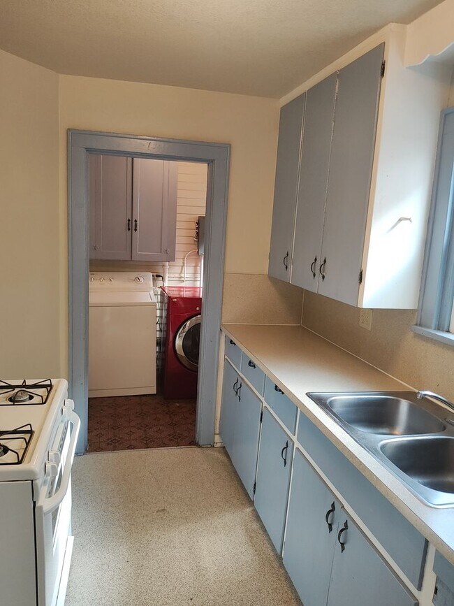 Building Photo - 1825m1