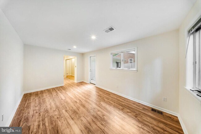 Building Photo - 2933 Arizona Ave NW
