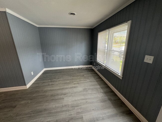 Building Photo - 307 E Battle Ave