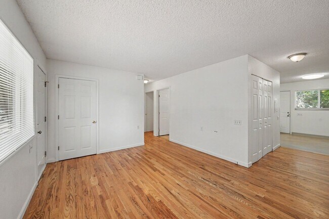 Building Photo - 598 S Eaton St