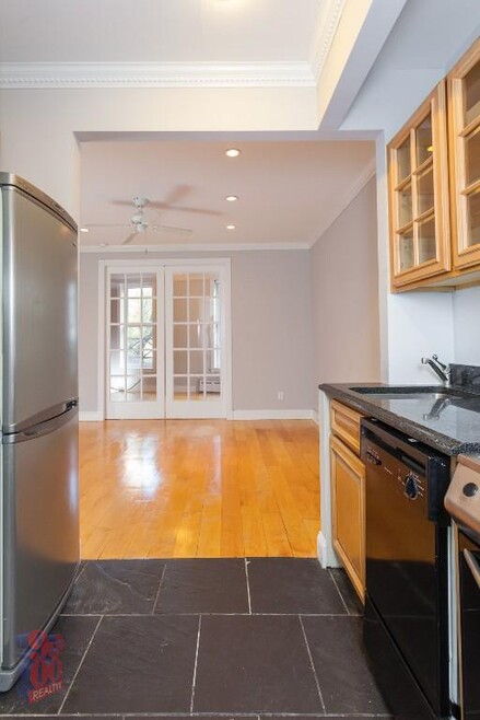 Building Photo - 120 Christopher St