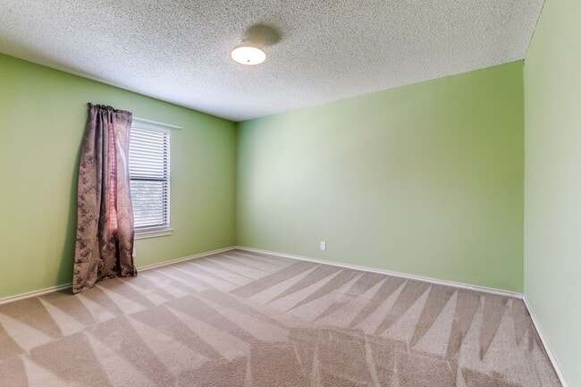 Building Photo - SPACIOUS 4-BEDROOM HOME IN PARKWOOD