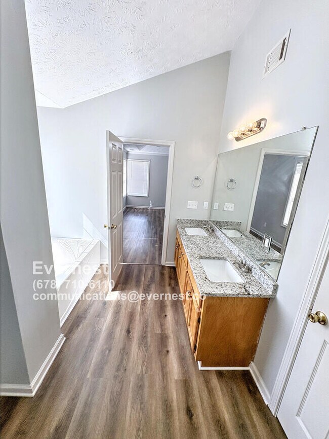 Building Photo - 1605 Brook Ln