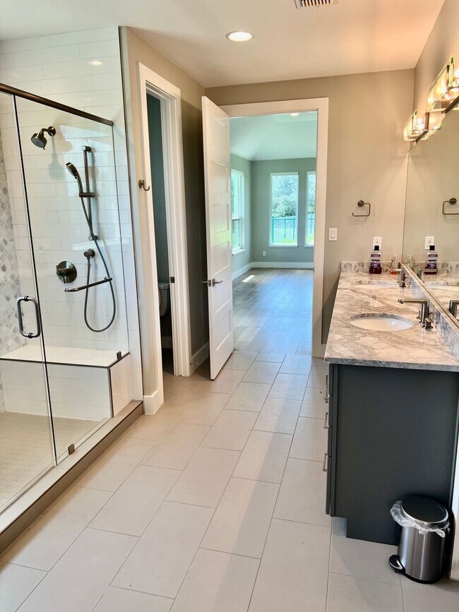 Building Photo - Hill Country Escape - 4 Bed/4 Bath Modern ...