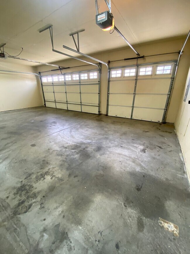 Building Photo - April Rent FREE - Triple Car Garage