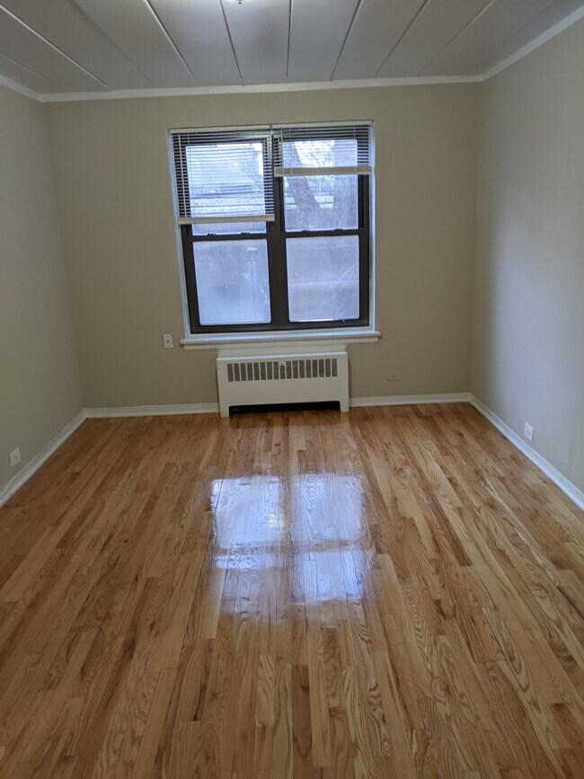 Building Photo - 1360 W Touhy Ave