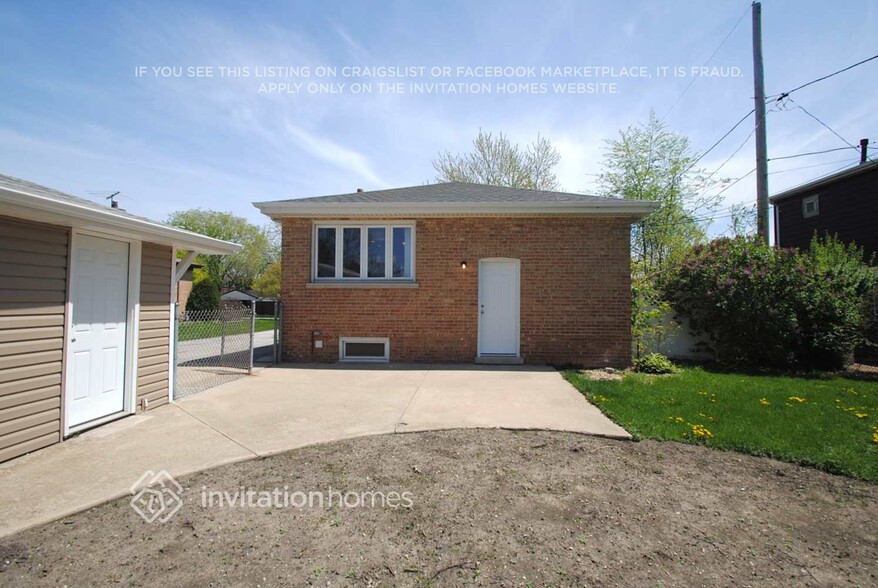 Building Photo - 8714 S 55th Ave