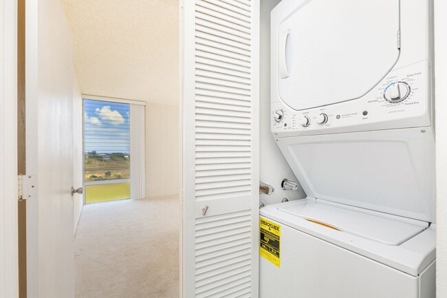 Building Photo - Spacious 2 bedroom 2 bath with Resort Style Amenities!