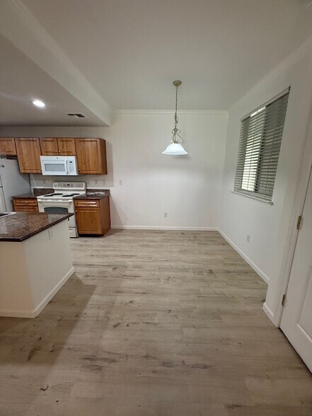 Building Photo - 1360 Shady Ln