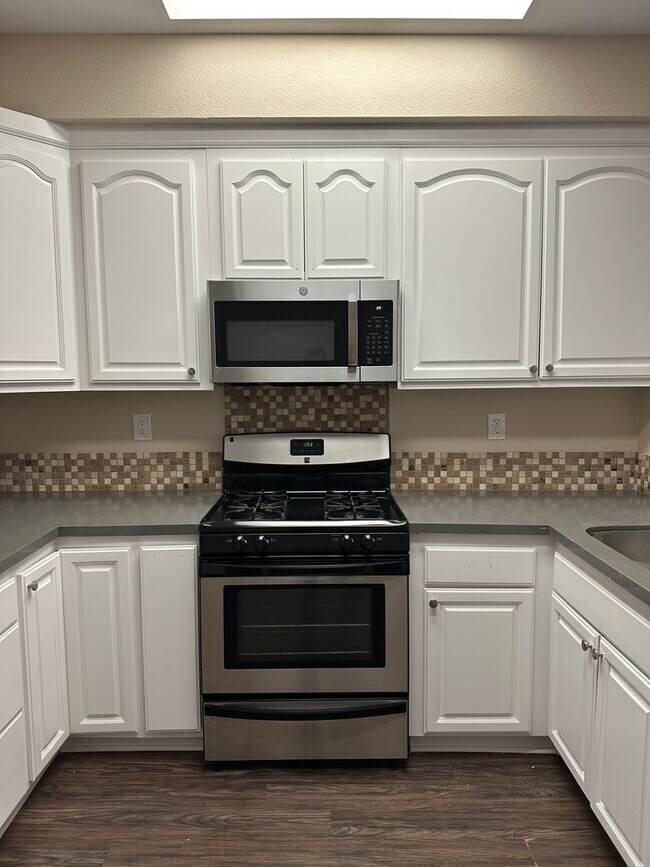Building Photo - Centrally Located 2 Bedroom & 2 Bathroom Townhome w/ Garage in Cabo Bahia Community